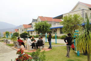 中國僑網農場居民在新村綠地休閑娛樂,。(蔡建如 攝)