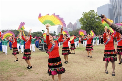 中國僑網(wǎng)蓮花山大巡游活動中,市民齊跳《小蘋果》,。