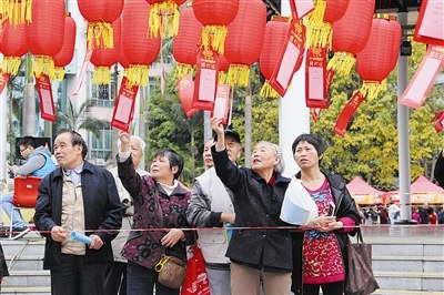 中國僑網(wǎng)鄰里節(jié)活動中,,市民猜燈謎的熱情很高。