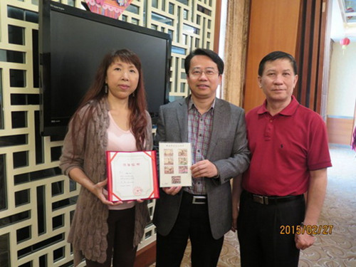 中國(guó)僑網(wǎng)馮廣俊副主任代表市僑辦接受李蘭女士捐贈(zèng)郵票