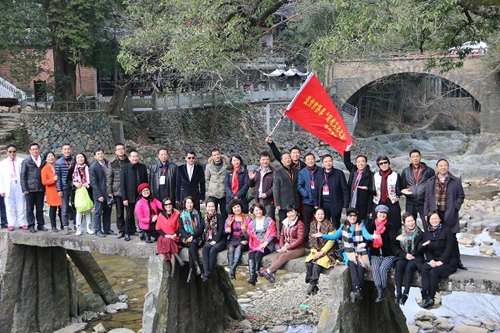 中國僑網(wǎng)圖為溫州市僑界“甌越文化之旅”走進僑鄉(xiāng)澤雅