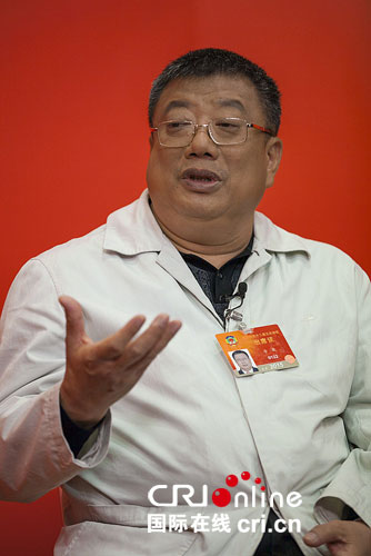 中國僑網(wǎng)李崴建議推動“醫(yī)療惠僑”走出去。(國際在線)