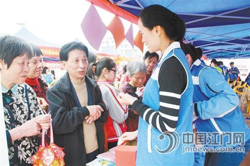 中國僑網(wǎng)70個(gè)社會(huì)組織設(shè)攤展示成果,江門市市民在游戲和問答中了解社工,。