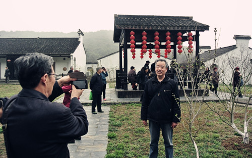 中國(guó)僑網(wǎng)僑眷在春色里互相拍照留念,。(沈雅萍 攝)