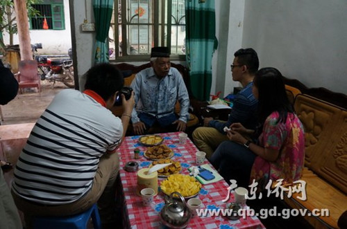 中國僑網(wǎng)印尼老歸僑吳伯向記者們介紹他在僑場生活的情況