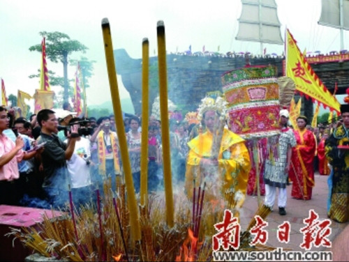 中國僑網(wǎng)新會(huì)崖門海戰(zhàn)景區(qū)內(nèi)舉行國母誕祭祀活動(dòng),。 (《南方日報(bào)》/楊興樂 攝)