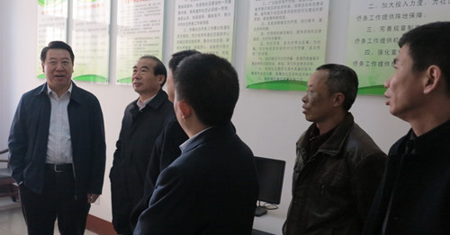 中國僑網(wǎng)孫西忠在濟寧市任城區(qū)杜屯社區(qū)僑愛服務(wù)中心調(diào)研,。