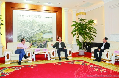 中國僑網(wǎng)廣東省僑辦主任吳銳成(左一)與潮州市領導李水華、盧淳杰等親切交談。(陳宏文 攝)