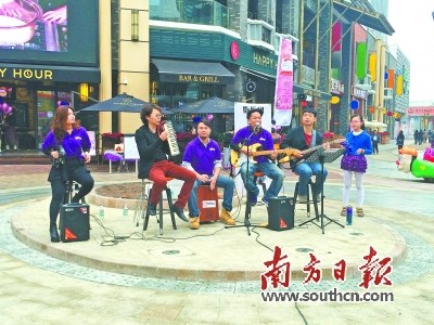 中國(guó)僑網(wǎng)沒(méi)有燕尾服,,也無(wú)需化妝,,或?qū)I(yè)或業(yè)余的表演者在街頭展示藝術(shù)本色,這是江門今年啟動(dòng)的“街頭藝術(shù)工程”,,讓藝術(shù)在街頭巷尾動(dòng)起來(lái),,打造濃厚的城市藝術(shù)氛圍。(王輝 攝)