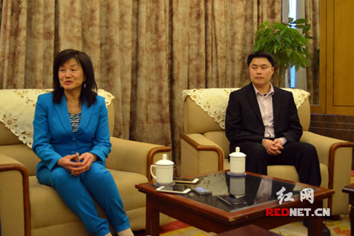 中國僑網(wǎng)譚吳保仁(左)和譚長生(右)接受采訪,。