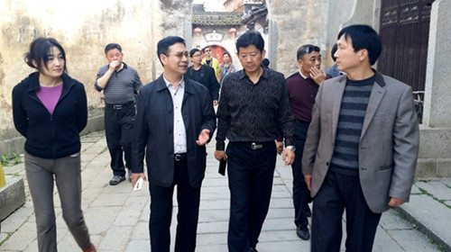 中國僑網(wǎng)中國僑聯(lián)文化交流部部長陳邁(左二)在安徽省僑聯(lián)黨組書記,、主席吳向明(右二)陪同下在黃山市考查徽文化。