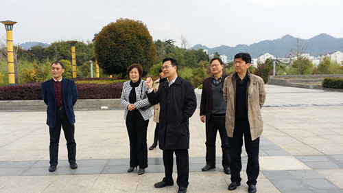 中國僑網(wǎng)中國僑聯(lián)文化交流部部長陳邁(右三)在安徽省僑聯(lián)黨組書記、主席吳向明(右一)陪同下在宣城市考查徽文化,。