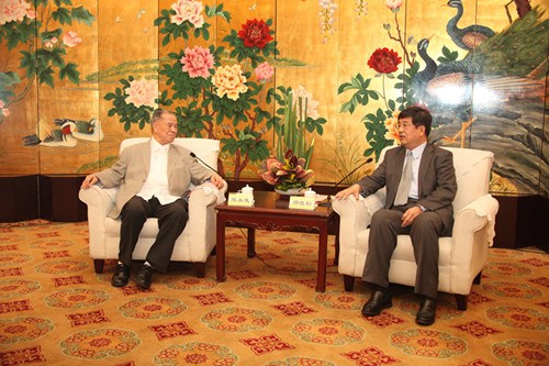 中國僑網(wǎng)福建省政府副省長鄭曉松與菲律賓航空公司董事長陳永栽親切交談中,。
