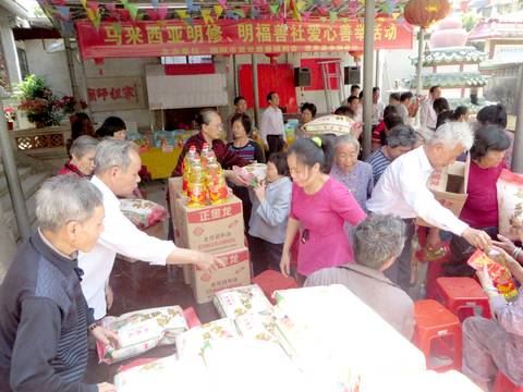中國(guó)僑網(wǎng)圖為慰問(wèn)困難戶場(chǎng)面,。(黃健新 攝)