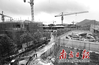 中國(guó)僑網(wǎng)順德華僑城項(xiàng)目一期已經(jīng)在密鑼緊鼓的施工建設(shè)當(dāng)中,。(戴嘉信 攝)