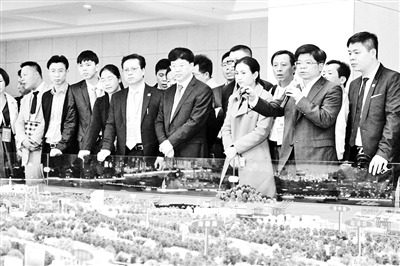 中國僑網(wǎng)福建省僑辦副主任林澤春陪同考察團成員考察廈門自貿(mào)園區(qū),。