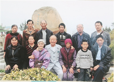 中國僑網(wǎng)陳興順(前排左四)與妻子(前排左三)和大姐何賽玉(前排右三)及侄兒侄女們在東山風(fēng)動石景區(qū)合影,。