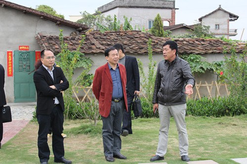中國僑網(wǎng)參觀后黃村,,美麗僑鄉(xiāng)行采風活動的一行人了解村莊發(fā)展情況。