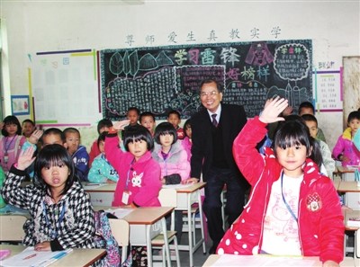 中國僑網(wǎng)孩子們用上了新書桌,。(《深圳僑報(bào)》/林琳 攝)