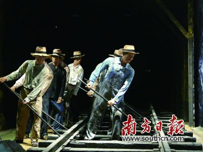中國僑網(wǎng)江門華博館二期,生動地再現(xiàn)了華工修筑鐵路的情景,。 (《南方日報》/楊興樂 攝)