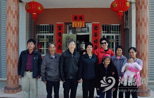 中國(guó)僑網(wǎng)鄧任棠(左三),、妻子(左四),、女兒(戴墨鏡者)在錦口村與親人團(tuán)聚,。