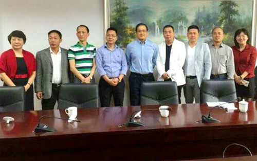 中國僑網(wǎng)福建省僑辦主任楊輝與旅歐福建僑領(lǐng)合影,。