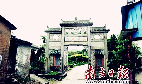 中國僑網(wǎng)霞路村現(xiàn)存唯一完好無損的石雕“百歲牌坊”,。(楊興樂 攝)