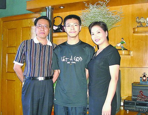 中國僑網(wǎng)左至右:楊行健、楊達(dá),、翁少玲,。(供圖/楊行健)