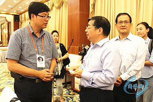 中國僑網(wǎng)福建省省委常委,、宣傳部長李書磊與海外華文媒體負(fù)責(zé)人親切交談,。