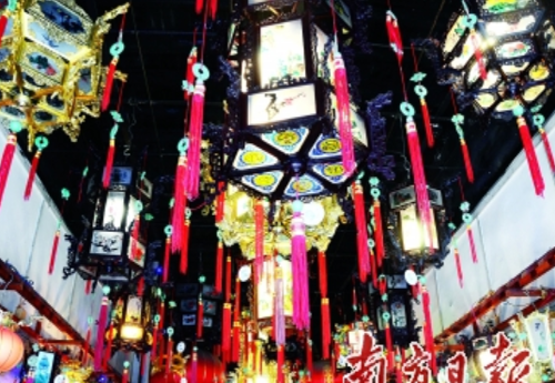 中國僑網(wǎng)非物質(zhì)文化遺產(chǎn)東藝宮燈傳承人李仰東希望通過文化產(chǎn)業(yè)的跨界融合發(fā)展讓宮燈融入現(xiàn)代家居生活,。(《南方日報》/甘雁娜 攝)