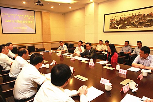 中國(guó)僑網(wǎng)四川省外事僑務(wù)辦主任慕新海(右三),、瀘州市市委書記蔣輔義(左三)、市委副書記,、市長(zhǎng)劉強(qiáng)(左二)出席簽字儀式,。