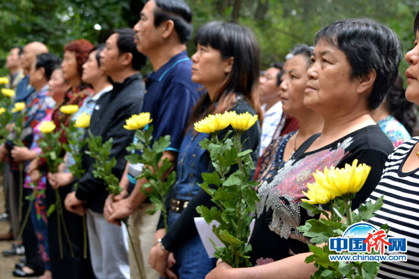 中國(guó)僑網(wǎng)圖為南僑機(jī)工后代向昆明西山南洋華僑回國(guó)抗戰(zhàn)紀(jì)念碑獻(xiàn)花。楊凱淇 攝