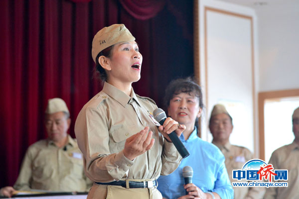 中國(guó)僑網(wǎng)圖為南僑機(jī)工后代孫如英參演舞臺(tái)劇《南僑機(jī)工——永遠(yuǎn)的豐碑》,。楊凱淇 攝