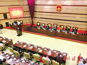 中國僑網(wǎng)深圳市五屆人大常委會(huì)最后一次會(huì)議現(xiàn)場。(《廣州日?qǐng)?bào)》)