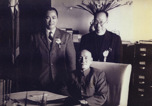 中國(guó)僑網(wǎng)1956年蔣介石七十大壽,,二排左一為傅明光。