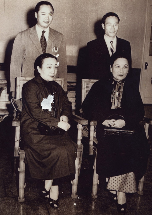 中國(guó)僑網(wǎng)1956年,傅明光(二排左一)與宋靄齡(前左),、宋美齡(前右)合影。