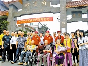中國僑網(wǎng)吳仁平回到故鄉(xiāng)與親人和志愿者合影(前排中為吳仁平),。(《深圳特區(qū)報(bào)》/吳緒山 攝)