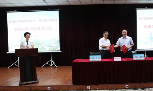 中國僑網(wǎng)四川省外僑辦主任慕新海(中)與眉山市委副書記,、市長宋朝華(右一)在戰(zhàn)略合作協(xié)議上簽字,,眉山市委書記李靜(左一)主持簽字儀式。