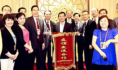 中國僑網(wǎng)美國中西部僑領(lǐng)參訪團(tuán)向北京市僑辦贈(zèng)送錦旗,。
