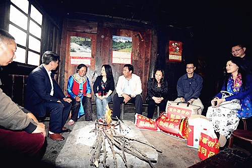 中國(guó)僑網(wǎng)四川省外僑辦副主任張濤慰問(wèn)困難群眾。