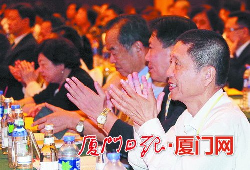中國僑網(wǎng)第七屆海峽論壇·兩岸僑聯(lián)和平發(fā)展論壇昨在廈舉行,。(《廈門日?qǐng)?bào)》/ 蘇媛 攝)