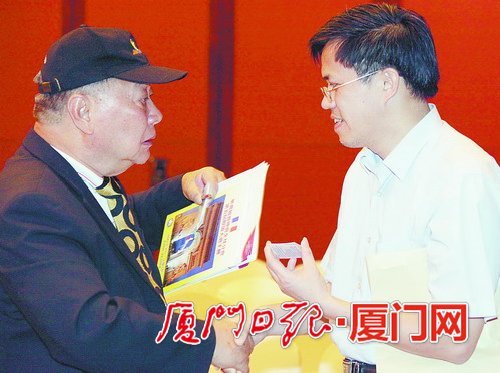 中國僑網(wǎng)參加論壇的嘉賓熱絡(luò)交流,。(《廈門日?qǐng)?bào)》/ 蘇媛 攝)
