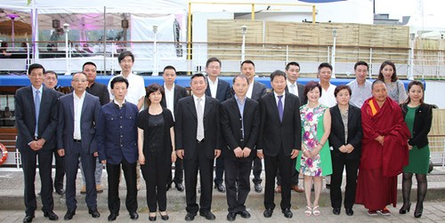 中國僑網(wǎng)山東省僑辦副主任田西勇與參加座談的嘉賓、僑領(lǐng)合影,。(黃冠杰 攝)