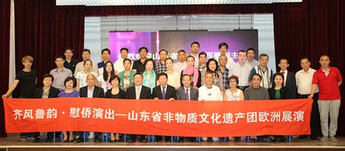 中國僑網(wǎng)“文化中國·齊風(fēng)魯韻”代表團(tuán)成員與法國潮州會(huì)館成員合影,。(黃冠杰 攝)