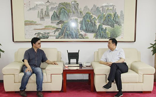 中國僑網圖為安徽省僑聯(lián)黨組成員,、副主席兼秘書長楊冰(右)會見旅法國際著名畫家虹鳴(左)。