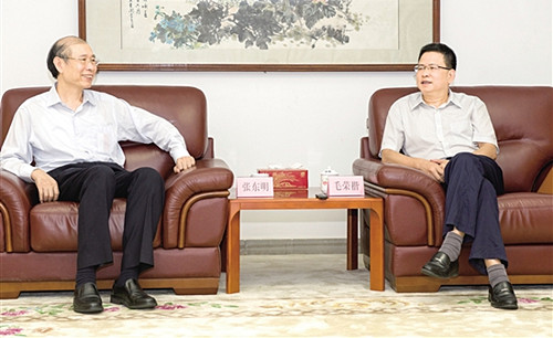 中國(guó)僑網(wǎng)毛榮楷會(huì)見南方報(bào)業(yè)傳媒集團(tuán)總編輯、南方日?qǐng)?bào)社社長(zhǎng)張東明,。(周華東 攝)