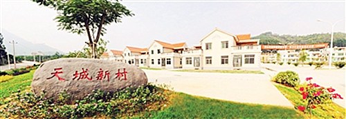 雙第華僑農(nóng)場天城新村僑民新居整潔漂亮。(許智潮
