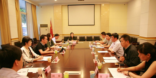 四川省外事僑務(wù)辦副巡視員郭嘉農(nóng)(右三)與廣州市外辦副主任朱小燚(左三)一行座談,。