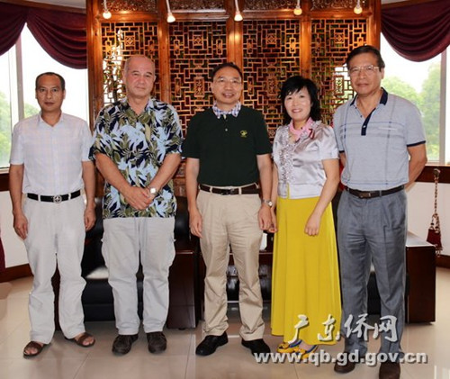 林琳副主任(中)與熊國秀女士(右二)、鮑帝博士(左二)合影