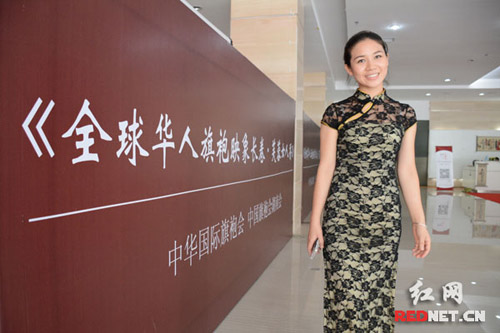來自湖南各市州的優(yōu)雅女性參加“全球華人旗袍映像長卷”拍攝活動?!?/